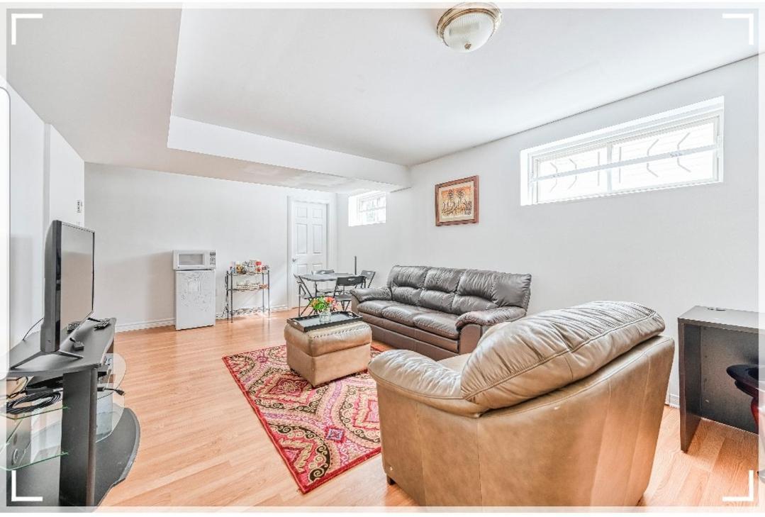 Leila'S Place-Basement Apartment In Private Home ガティノー エクステリア 写真